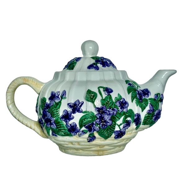 Vintage Teapot Raised Purple Violets in Basket Floral Hand Painted Large 1980’s - Picture 2 of 16